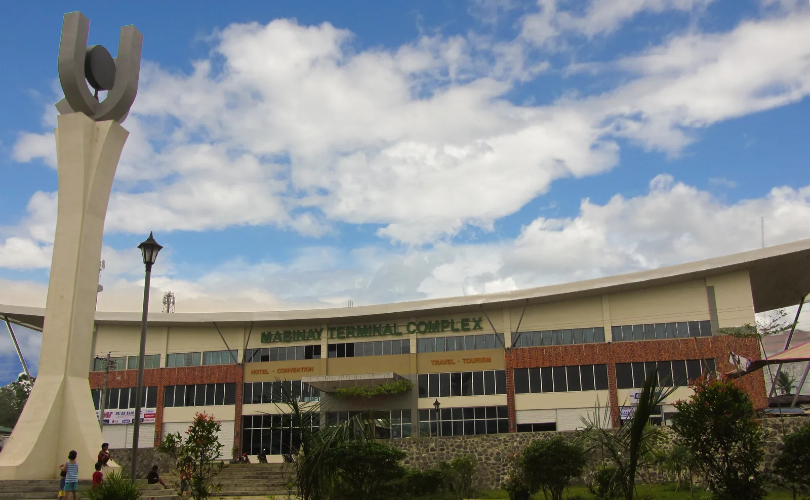 Photo: DINS-COM / CC BY-SA 4.0, via Wikimedia Commons The Mabinay Terminal Complex, the bus terminal on the cross-island highway in Mabinay, Negros Oriental