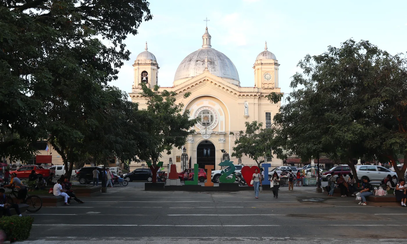 Photo: Patrickroque01 / CC BY-SA 4.0, via Wikimedia Commons The domed San Diego Pro-Cathedral on the plaza in Silay City, Negros Occidental